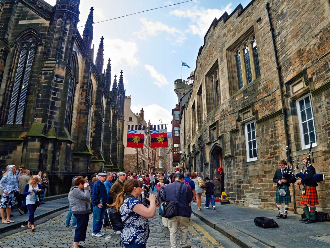 Одержимая девушка годами выдавала незнакомца за своего жениха