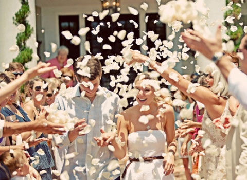 Осыпание молодожёнов зерном